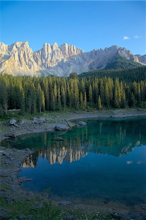 Lago di Carezza and Latemar Group mountains, Bolzano Province, Trentino-Alto Adige/South Tyrol, Italian Dolomites, Italy, Europe Foto de stock - Con derechos protegidos, Código: 841-06448785