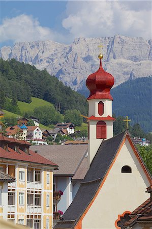 Maisons et petite église, Ortisei, Val Gardena, Province de Bolzano, Trentin-Haut-Adige/Südtirol, Dolomites italiennes, Italie, Europe Photographie de stock - Rights-Managed, Code: 841-06448812