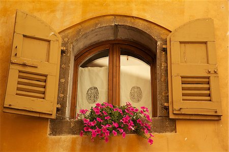 simsearch:841-06449002,k - Shuttered window and flowers, Piazza Mercato, Belluno, Province of Belluno, Veneto, Italy, Europe Stock Photo - Rights-Managed, Code: 841-06449000