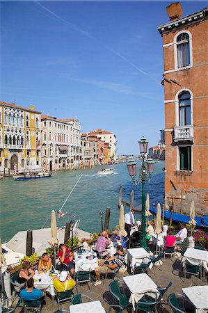 Canalside cafe and Grand Canal, Dorsoduro, Venice, UNESCO World Heritage Site, Veneto, Italy, Europe Foto de stock - Con derechos protegidos, Código: 841-06449045