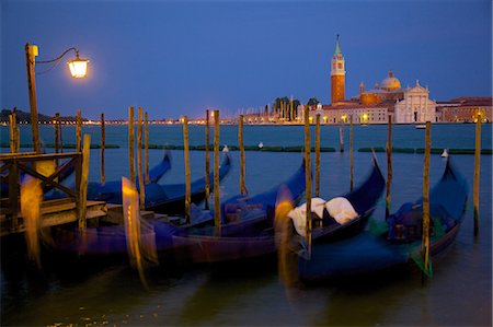 Gondoles amarrées sur le lagon, San Giorgio Maggiore, au-delà de Riva degli Schiavoni, au crépuscule, Venise, patrimoine mondial de l'UNESCO, Veneto, Italie, Europe Photographie de stock - Rights-Managed, Code: 841-06449051