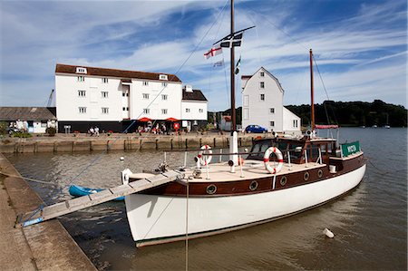 Yacht vor Anker von der Gezeiten-Mühle bei Woodbridge Riverside, Woodbridge, Suffolk, England, Vereinigtes Königreich, Europa Stockbilder - Lizenzpflichtiges, Bildnummer: 841-06449259