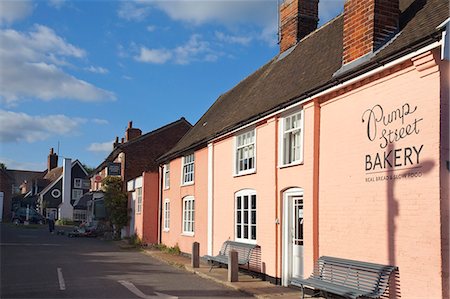 suffolk - Bakery in a Suffolk Pink building on Pump Street, Orford, Suffolk, England, United Kingdom, Europe Fotografie stock - Rights-Managed, Codice: 841-06449253