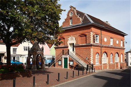 simsearch:841-06446036,k - L'hôtel de comté sur la colline du marché, Woodbridge, Suffolk, Angleterre, Royaume-Uni, Europe Photographie de stock - Rights-Managed, Code: 841-06449264