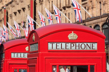 Red telephone boxes opposite Harrod's, Knightsbridge, London, England, United Kingdom, Europe Foto de stock - Con derechos protegidos, Código: 841-06449579