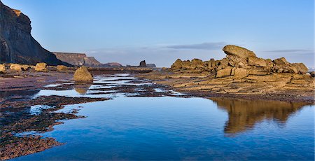 simsearch:841-07913964,k - Rock formations at Saltwick Bay, with Black Nab and Saltwick Nab in the distance, North Yorkshire, Yorkshire, England, United Kingdom, Europe Foto de stock - Con derechos protegidos, Código: 841-06449616