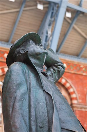 simsearch:841-05796052,k - The statue of Sir John Betjeman at St. Pancras International station in London, England, United Kingdom, Europe Foto de stock - Direito Controlado, Número: 841-06449678