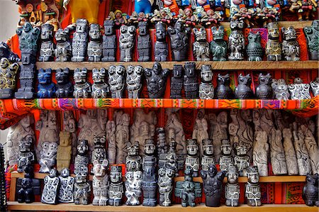 Ceremonial statues for sale in Witches Market, La Paz, Bolivia, South America Fotografie stock - Rights-Managed, Codice: 841-06449772