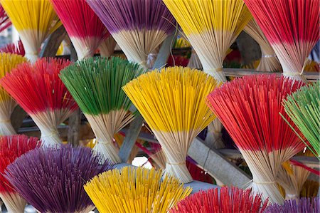 Bundles of incense sticks for sale, made by traditional craftsmen from Thuy Zuan Hat village along the road to the Tu Duc Royal Tomb, Hue, Vietnam, Indochina, Southeast Asia, Asia Foto de stock - Direito Controlado, Número: 841-06499236