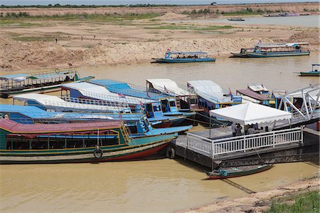 simsearch:841-05794830,k - Tour boats docked at a jetty, Tonle Sap, Cambodia, Indochina, Southeast Asia, Asia Fotografie stock - Rights-Managed, Codice: 841-06499237