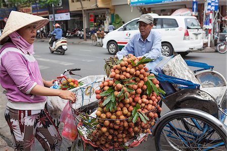 simsearch:841-02903118,k - A cycle rickshaw driver stops to buy fruit from a lady outside Ben Thanh Market, Ho Chi Minh, Vietnam, Indochina, Southeast Asia, Asia Foto de stock - Con derechos protegidos, Código: 841-06499261