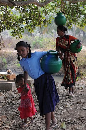 Carrying pot of water, Maralwadi, Karnataka, India, Asia Photographie de stock - Rights-Managed, Code: 841-06499736