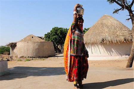 Mir tribal woman carrying water in steel pot, Gujarat, India, Asia Photographie de stock - Rights-Managed, Code: 841-06499809