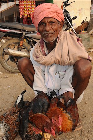 Chicken seller in rural India, Maralwadi, Karnataka, India, Asia Foto de stock - Con derechos protegidos, Código: 841-06499821