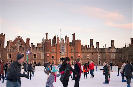 patinador - A skating rink in front of Hampton Court Palace, Greater London, England, United Kingdom, Europe Foto de stock - Direito Controlado, Número: 841-06499853