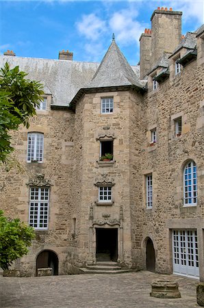 simsearch:841-06499990,k - Inner courtyard, Beaumanoir Mansion house dating from the 16th century, Dinan, Brittany, France, Europe Stock Photo - Rights-Managed, Code: 841-06499981