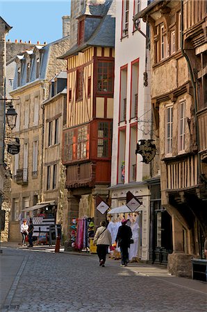 diner - Medieval half timbered houses in streets of old town, Dinan, Brittany, France, Europe Foto de stock - Con derechos protegidos, Código: 841-06499991