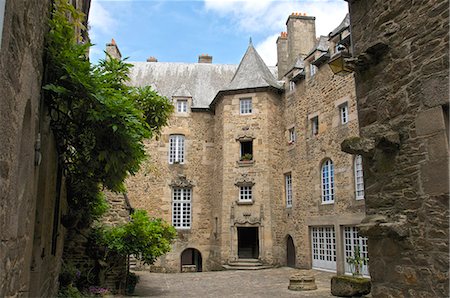 simsearch:841-06499990,k - Inner courtyard of Beaumanoir Mansion house dating from the 16th century, Dinan, Brittany, France, Europe Stock Photo - Rights-Managed, Code: 841-06500001
