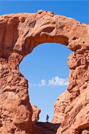 Lone hiker in Turret Arch, Arches National Park, near Moab, Utah, United States of America, North America Foto de stock - Con derechos protegidos, Código: 841-06500072