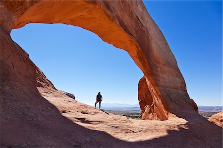 Lone tourist hiker at Wilson Arch, near Moab, Utah, United States of America, North America Stockbilder - Lizenzpflichtiges, Bildnummer: 841-06500081
