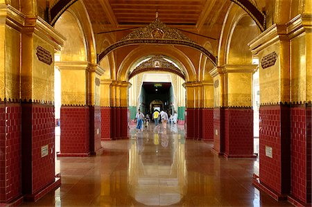 The Mahamuni Buddha Temple, a Buddhist temple and major pilgrimage site, Mandalay city, Mandalay division, Republic of the Union of Myanmar (Burma), Asia Stock Photo - Rights-Managed, Code: 841-06500195