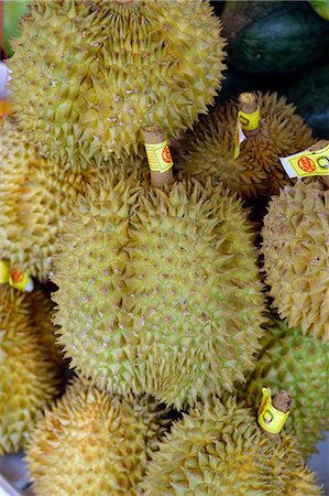 durião - The durian, fruit of several tree species belonging to the genus Durio and the Malvaceae family, Republic of the Union of Myanmar (Burma), Asia Foto de stock - Direito Controlado, Número: 841-06500259