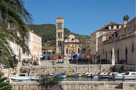 View from the old harbour across the main square to St. Stephens Cathedral, in the medieval city of Hvar, island of Hvar, Dalmatia, Croatia, Europe Foto de stock - Con derechos protegidos, Código: 841-06500335