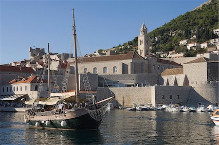 dubrovnik - Tourist boat in the old harbour with the bell tower of the Franciscan Monastery in the background, Old Town, Dubrovnik, UNESCO World Heritage Site, Croatia, Europe Fotografie stock - Rights-Managed, Codice: 841-06500345