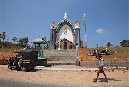 simsearch:841-06343936,k - Man carrying firewood on his head walking past a church in rural Kerala, India, Asia Stock Photo - Rights-Managed, Code: 841-06501018