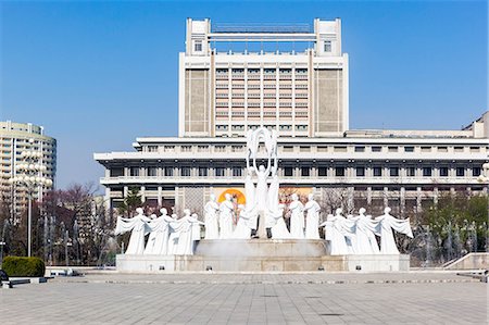 fountain plaza statue - Mansudae Arts Theatre and fountains, Pyongyang, Democratic People's Republic of Korea (DPRK), North Korea, Asia Photographie de stock - Rights-Managed, Code: 841-06501192