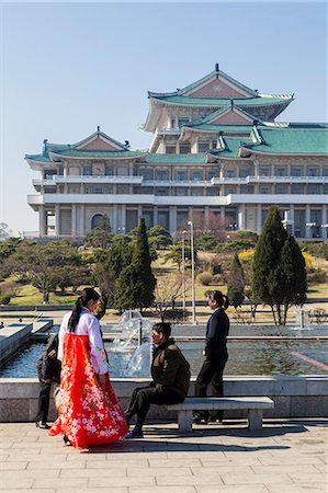 Mansudae Arts Theatre and fountains, Pyongyang, Democratic People's Republic of Korea (DPRK), North Korea, Asia Stockbilder - Lizenzpflichtiges, Bildnummer: 841-06501193