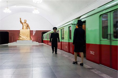 sicherheitsmann - One of the many 100 metre deep subway stations on the Pyongyang subway network, Pyongyang, Democratic People's Republic of Korea (DPRK), North Korea, Asia Stockbilder - Lizenzpflichtiges, Bildnummer: 841-06501229