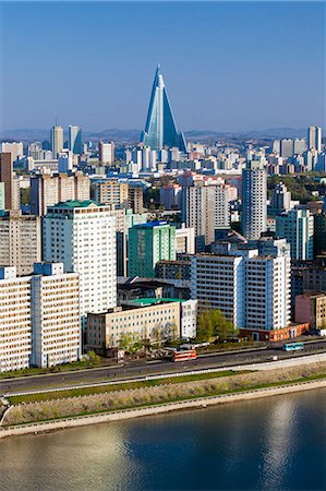 Elevated city skyline including the Ryugyong hotel and Taedong River, Pyongyang, Democratic People's Republic of Korea (DPRK), North Korea, Asia Photographie de stock - Rights-Managed, Code: 841-06501289