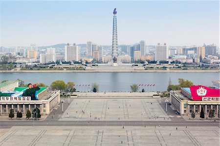 Elevated view over Kim Il Sung Square, Pyongyang, Democratic People's Republic of Korea (DPRK), North Korea, Asia Photographie de stock - Rights-Managed, Code: 841-06501281