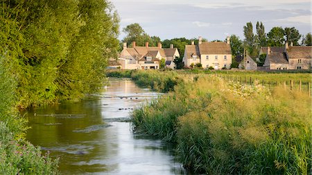 Cottages near the River Coln at Fairford in the Cotswolds, Gloucestershire, England, United Kingdom, Europe Photographie de stock - Rights-Managed, Code: 841-06501309