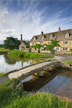 Stone footbridge and cottages at Lower Slaughter in the Cotswolds, Gloucestershire, England, United Kingdom, Europe Photographie de stock - Rights-Managed, Code: 841-06501314