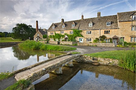 Stone footbridge and cottages at Lower Slaughter in the Cotswolds, Gloucestershire, England, United Kingdom, Europe Photographie de stock - Rights-Managed, Code: 841-06501315
