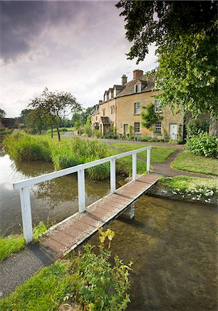 english bridge in england - Cottages and footbridge over the River Eye in the Cotswolds village of Lower Slaughter, Gloucestershire, England, United Kingdom, Europe Stock Photo - Rights-Managed, Code: 841-06501316