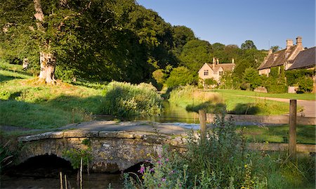 river eye - Picturesque farmhouses beside the River Eye in the Cotswolds village of Upper Slaughter, Gloucestershire, England, United Kingdom, Europe Fotografie stock - Rights-Managed, Codice: 841-06501318