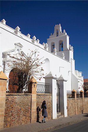 simsearch:841-06501881,k - Woman walking past Iglesia de Santo Domingo, Sucre, UNESCO World Heritage Site, Bolivia, South America Fotografie stock - Rights-Managed, Codice: 841-06501640