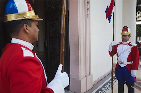 soldat (männlich) - Soldiers standing guard outside Panteon de los Heroes, Asuncion, Paraguay, South America Stockbilder - Lizenzpflichtiges, Bildnummer: 841-06501865