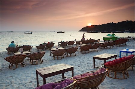 simsearch:841-03517144,k - Beach restaurants at dusk on Ochheuteal Beach, Sihanoukville, Cambodia, Indochina, Southeast Asia, Asia Foto de stock - Direito Controlado, Número: 841-06501891