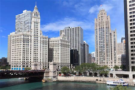 The Wrigley Building and Tribune Tower, across the Chicago River to North Michigan Avenue, Chicago, Illinois, United States of America, North America Foto de stock - Con derechos protegidos, Código: 841-06502054