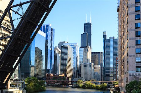 Chicago River and towers including the Willis Tower, formerly Sears Tower, with a disused raised rail bridge in the foreground, Chicago, Illinois, United States of America, North America Stockbilder - Lizenzpflichtiges, Bildnummer: 841-06502051