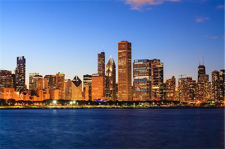 Chicago skyline and Lake Michigan at dusk, Chicago, Illinois, United States of America, North America Photographie de stock - Rights-Managed, Code: 841-06502060