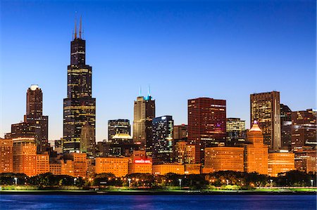 simsearch:841-06502040,k - Chicago skyline and Lake Michigan at dusk with the Willis Tower, formerly the Sears Tower, on the left, Chicago, Illinois, United States of America, North America Photographie de stock - Rights-Managed, Code: 841-06502061