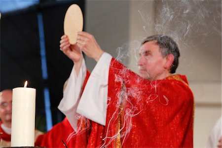 sacerdote - Eucharist celebration, Catholic Mass, L'Ile St. Denis, France, Europe Foto de stock - Con derechos protegidos, Código: 841-06502096