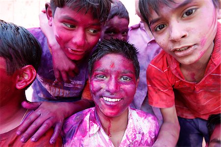 purple - Children at Holi celebration in Goverdan, Uttar Pradesh, India, Asia Foto de stock - Con derechos protegidos, Código: 841-06502151