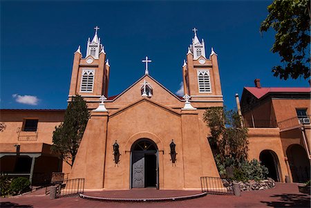 simsearch:841-02916059,k - Adobe church in Albuquerque, New Mexico, United States of America, North America Stock Photo - Rights-Managed, Code: 841-06502449