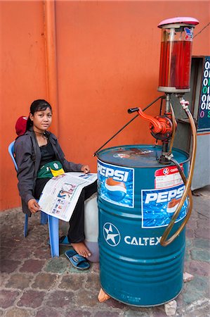 Gas station, Phnom Penh, Cambodia, Indochina, Southeast Asia, Asia Photographie de stock - Rights-Managed, Code: 841-06502569
